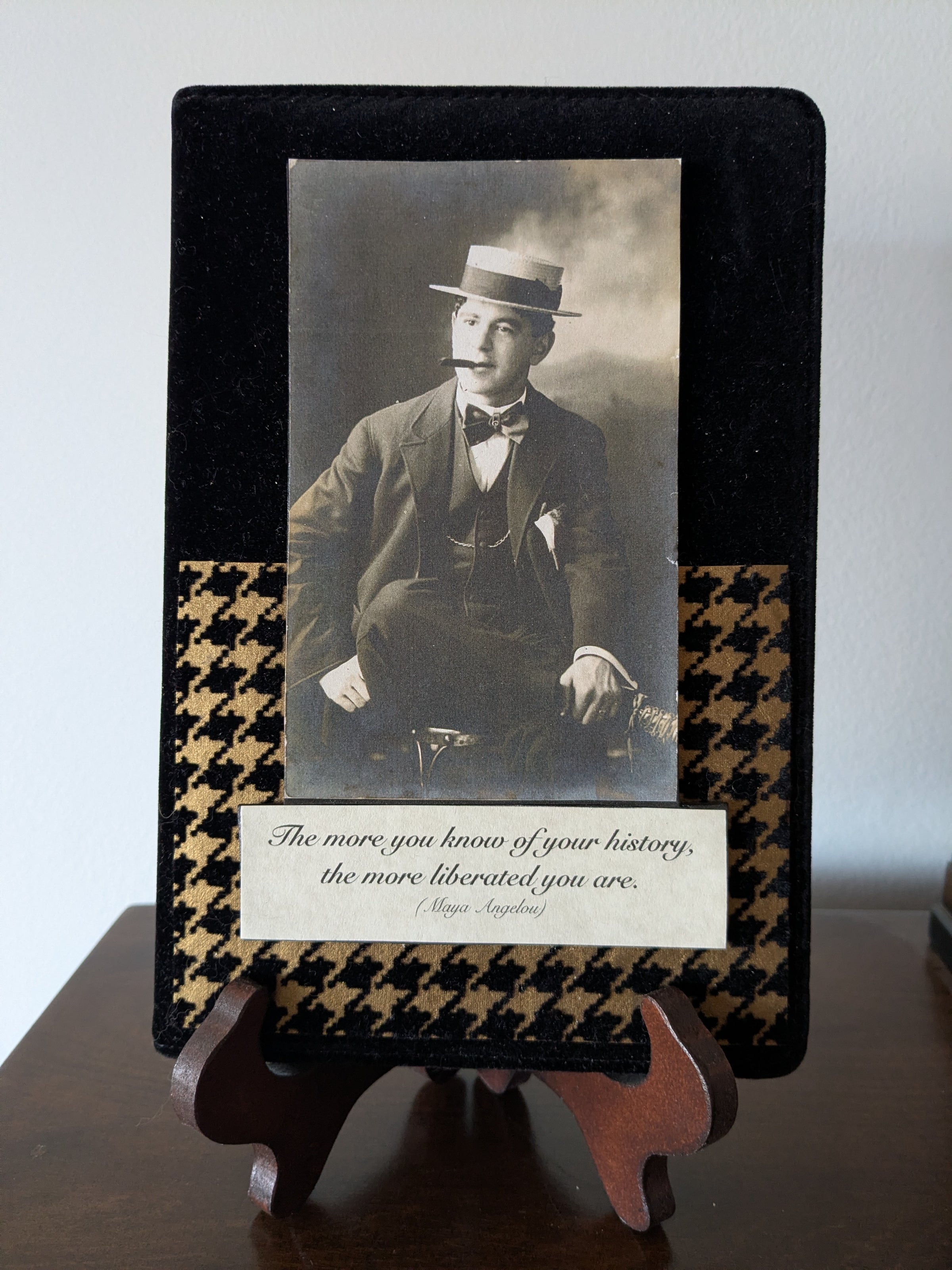 Album-bijoux "Homme au chapeau de paille"